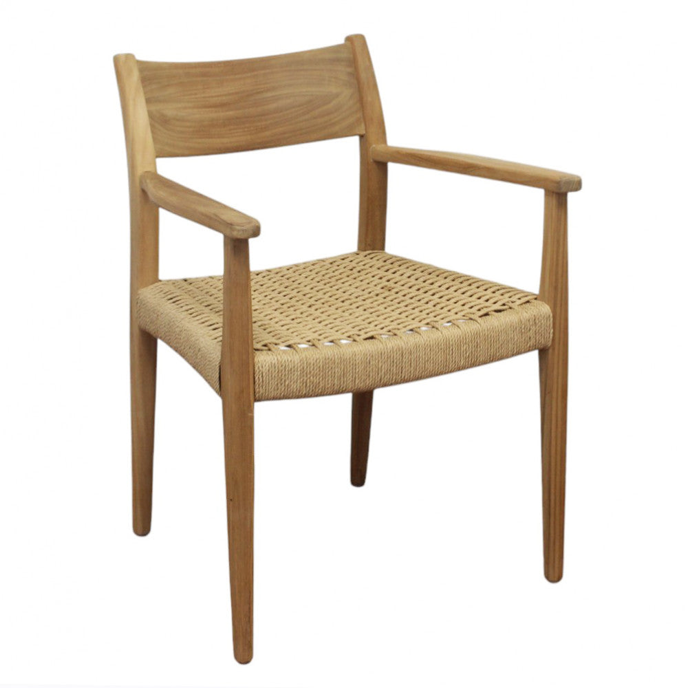 Vista frontale a tre quarti della poltrona Agra in teak massello e seduta in wicker marrone chiaro.