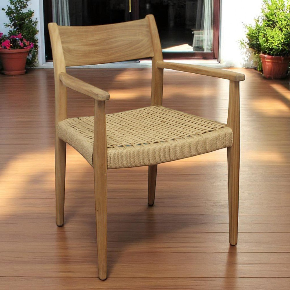 Poltrona Agra dal design nordico posizionata su un elegante pavimento in legno da esterni.