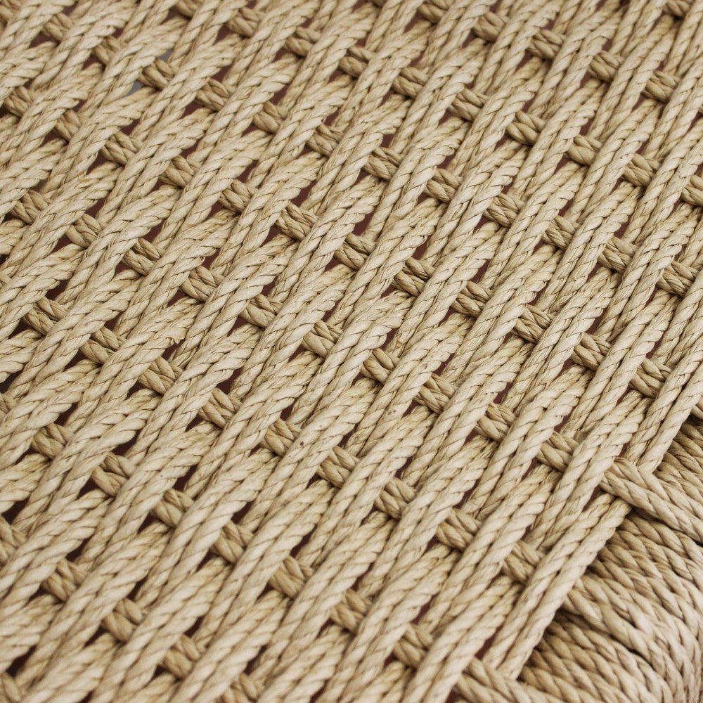 Macrofotografia dell'intreccio in wicker della seduta, che evidenzia la trama tattile e artigianale.