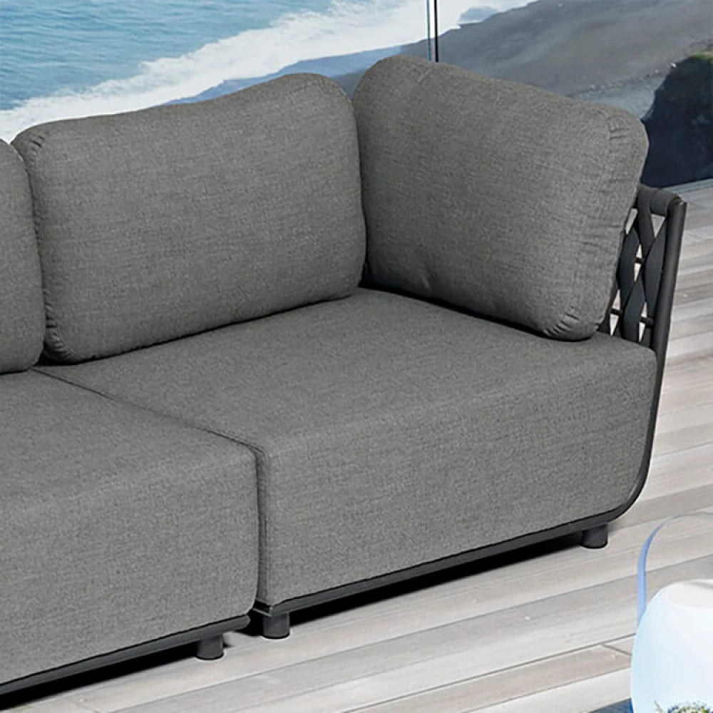 Poltrona Angolare Destra Galapagos da esterno, struttura Alluminio Antracite, rivestimento Corda PVC, cuscini 15 cm idrorepellenti, dettaglio poltrona abbinata con salotto