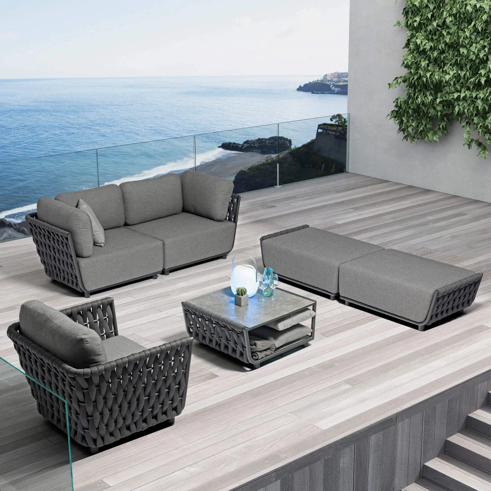Poltrona Angolare Destra Galapagos da esterno, struttura Alluminio Antracite, rivestimento Corda PVC, cuscini 15 cm idrorepellenti, vista panoramica completa del salotto