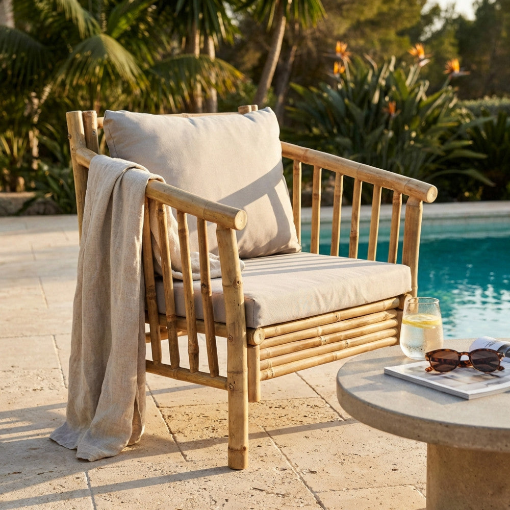 Poltrona BRONX in legno marrone a bordo piscina con plaid in lino.