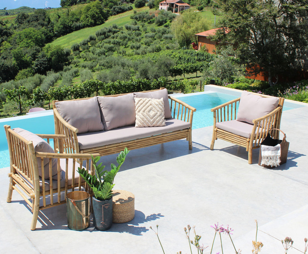 Set lounge da esterni con divano e poltrone BRONX in legno marrone con vista panoramica.