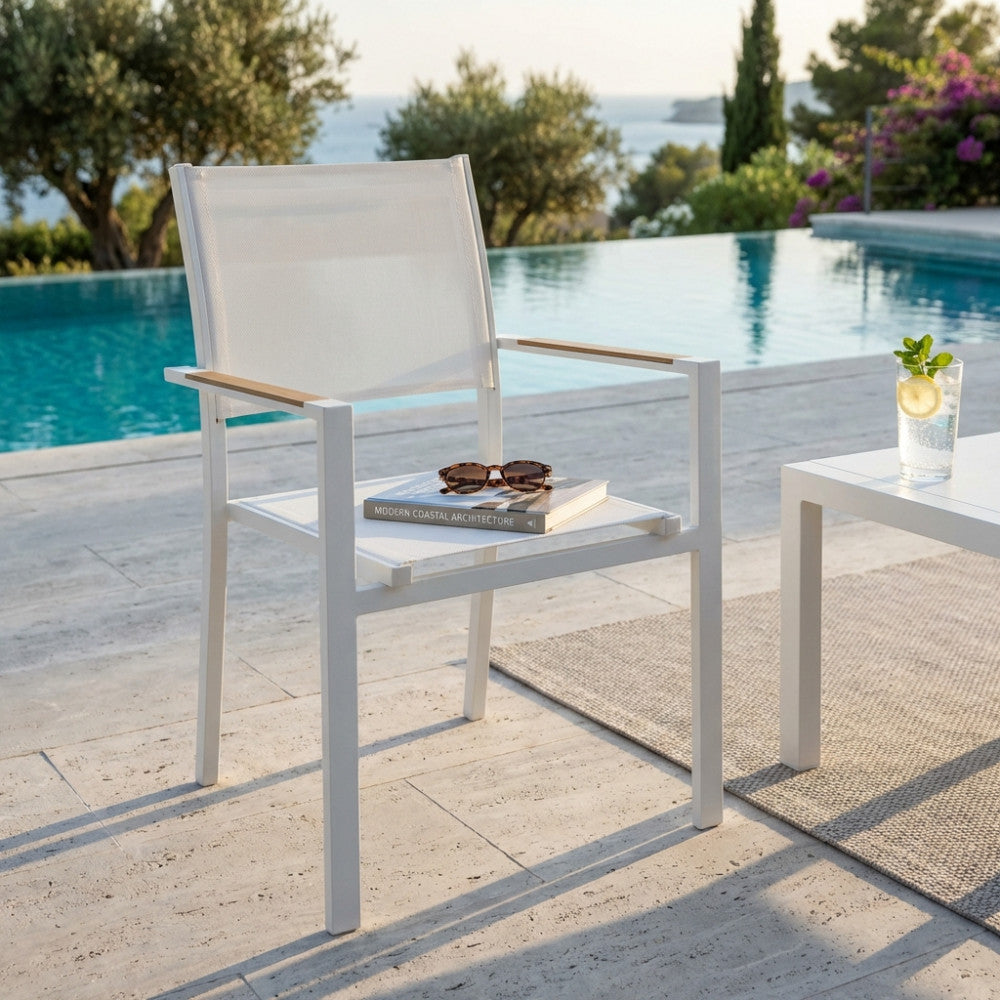 Poltrona Brooklyn in textilene bianco ambientata a bordo piscina con vista mare.