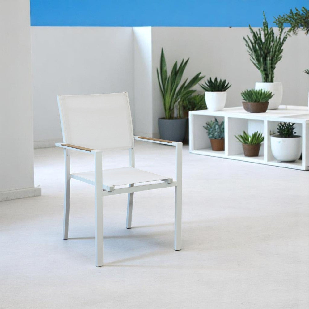 Poltrona Brooklyn in textilene bianco inserita in un patio moderno e luminoso con piante.