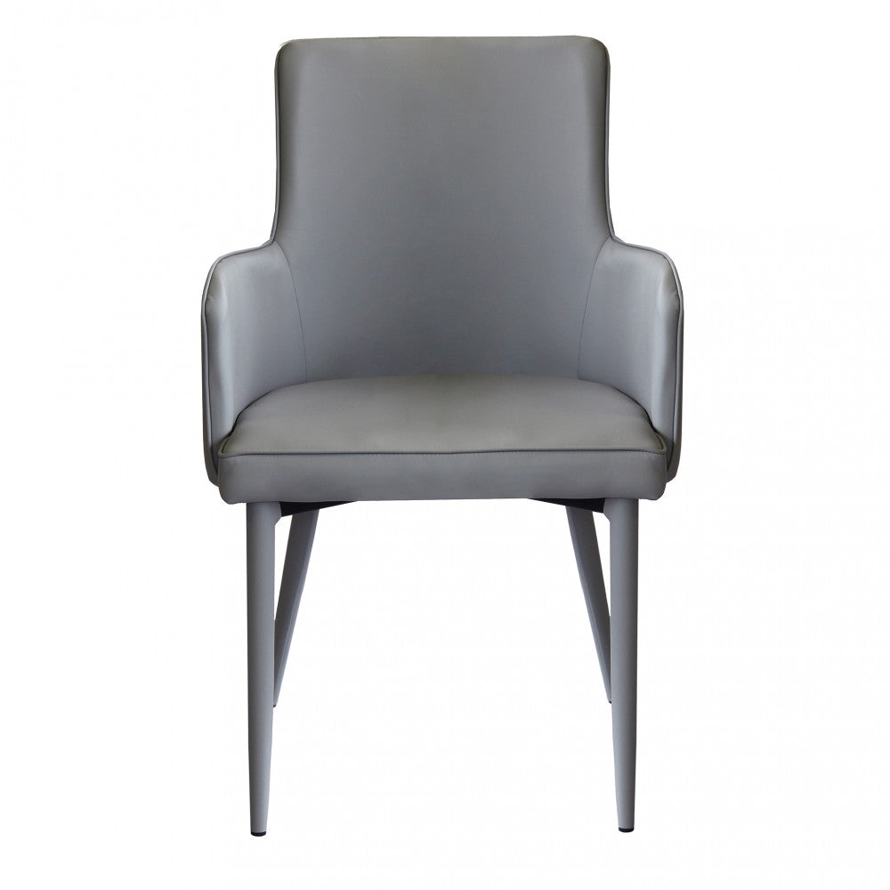 Poltrona Camille Grigio in ecopelle imbottita, inserita in un contesto di salotto moderno vista frontale