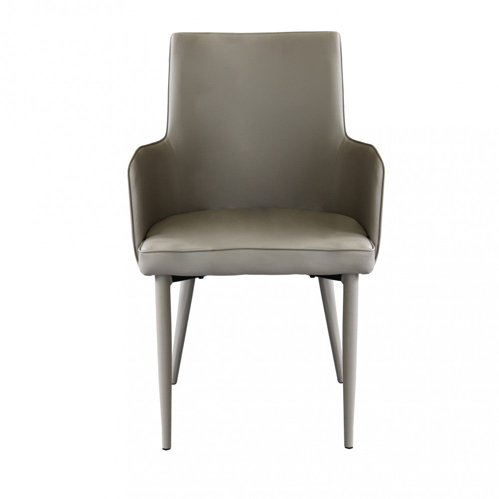 Poltrona Camille con braccioli e seduta imbottita in ecopelle color tortora, vista frontale.