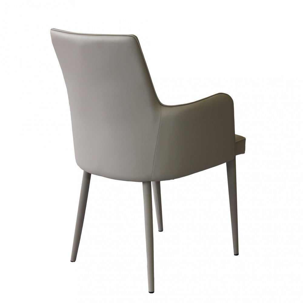 Poltrona Camille con braccioli e seduta imbottita in ecopelle color tortora, vista dal retro laterale