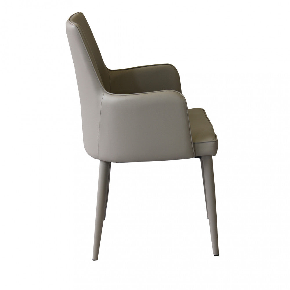 Poltrona Camille con braccioli e seduta imbottita in ecopelle color tortora, vista sinistra.