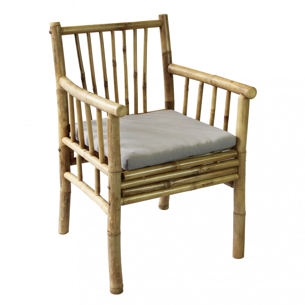 Poltrona CarlIS in un ambiente interno arredato con stile naturale.