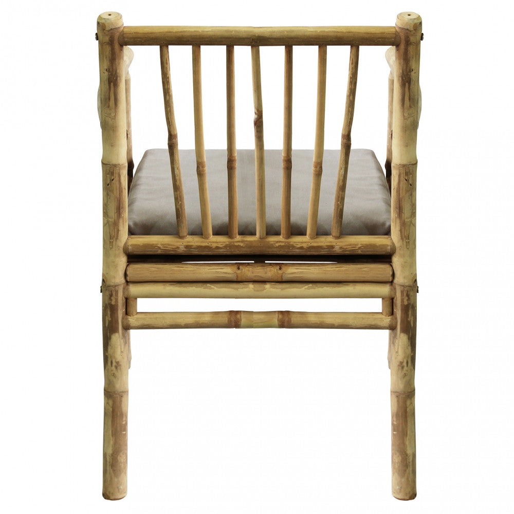 Poltrona CarlIS in un ambiente interno arredato con stile naturale.