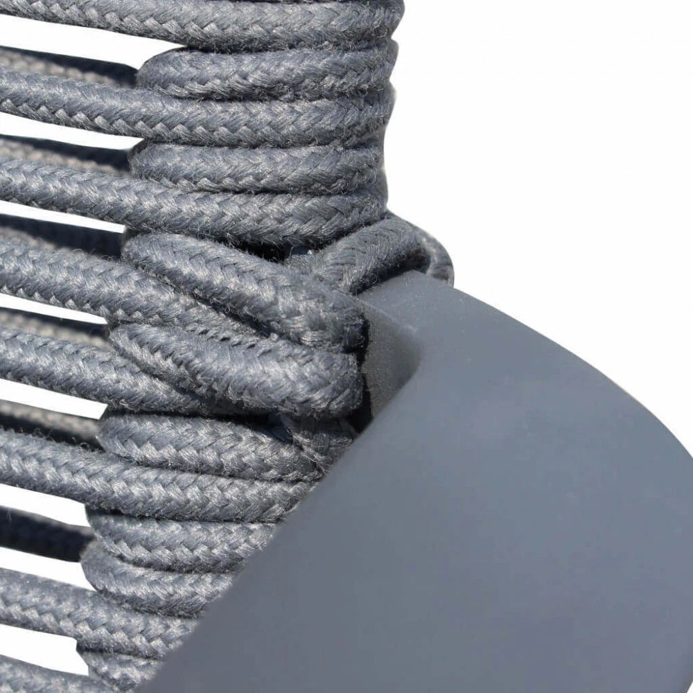 Poltrona Catalina antracite da giardino con design avvolgente e seduta in textilene, particolare dello schienale