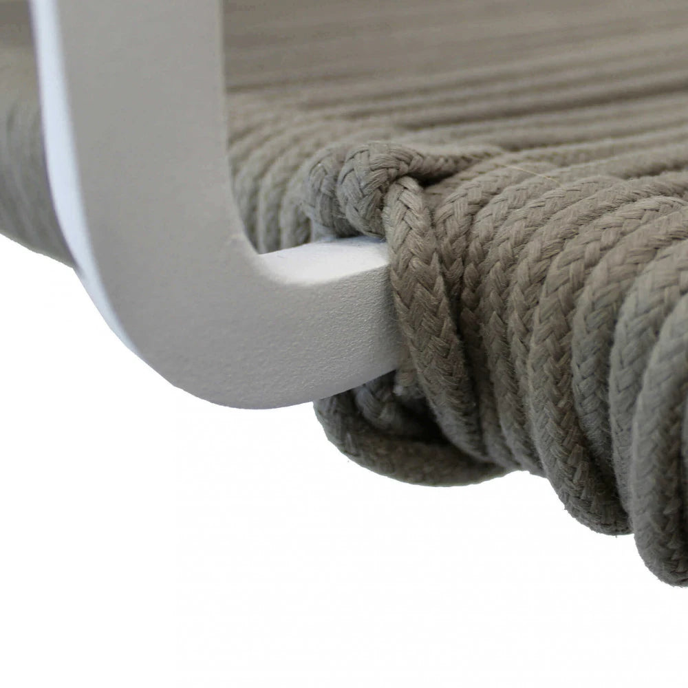 Poltrona Catalina bianca da giardino con design avvolgente e seduta in textilene, dettaglio della seduta