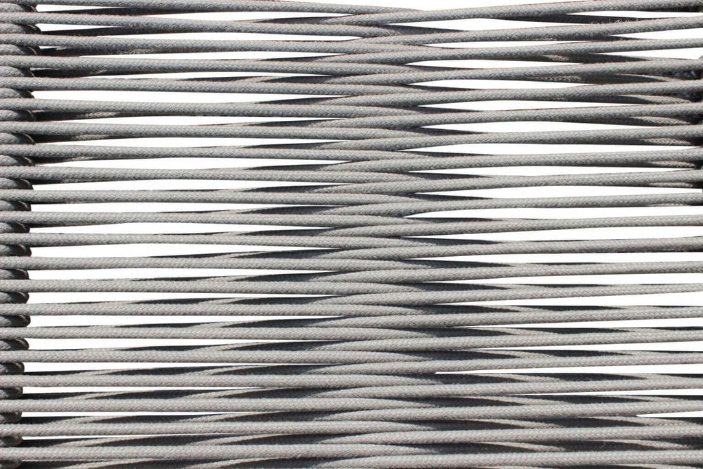 Poltrona Catalina bianca da giardino con design avvolgente e seduta in textilene, particolare intreccio schienale