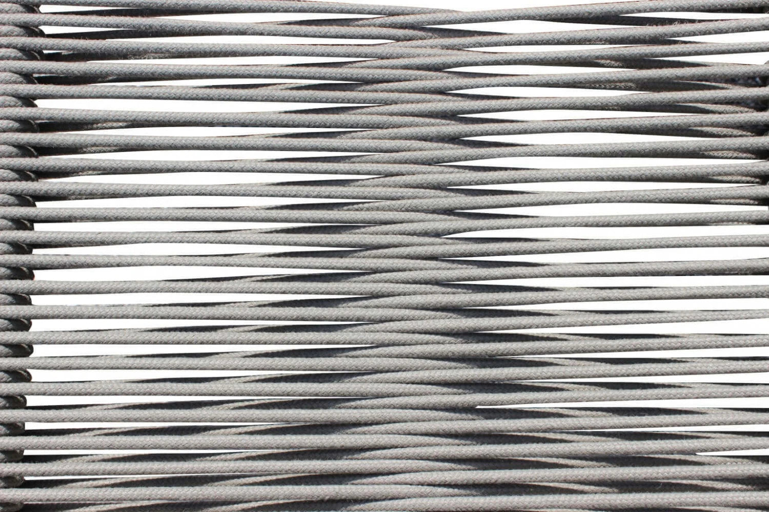 Poltrona Catalina bianca da giardino con design avvolgente e seduta in textilene, particolare intreccio schienale