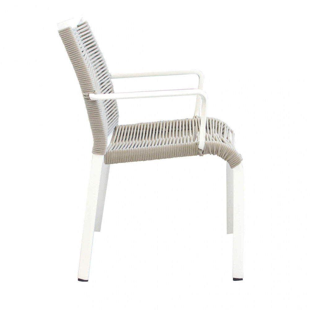 Profilo laterale della poltrona in alluminio e corda, mostrando l'inclinazione ergonomica dello schienale e il design dei braccioli.