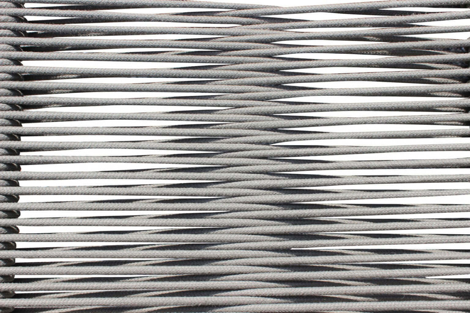 Macro fotografia della texture in corda grigia, che rivela la precisione artigianale e la tensione del materiale della seduta.