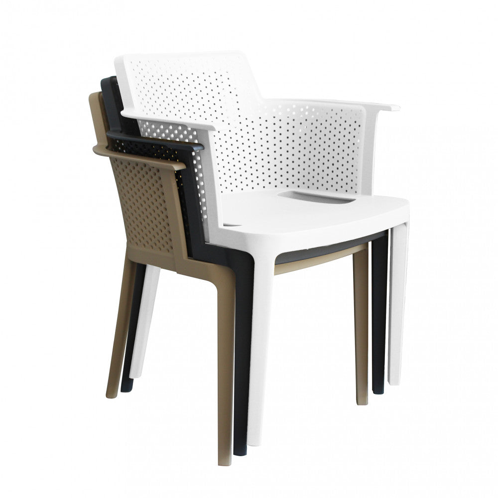 Poltrona Cathy bianca in un ambiente esterno luminoso e accogliente.