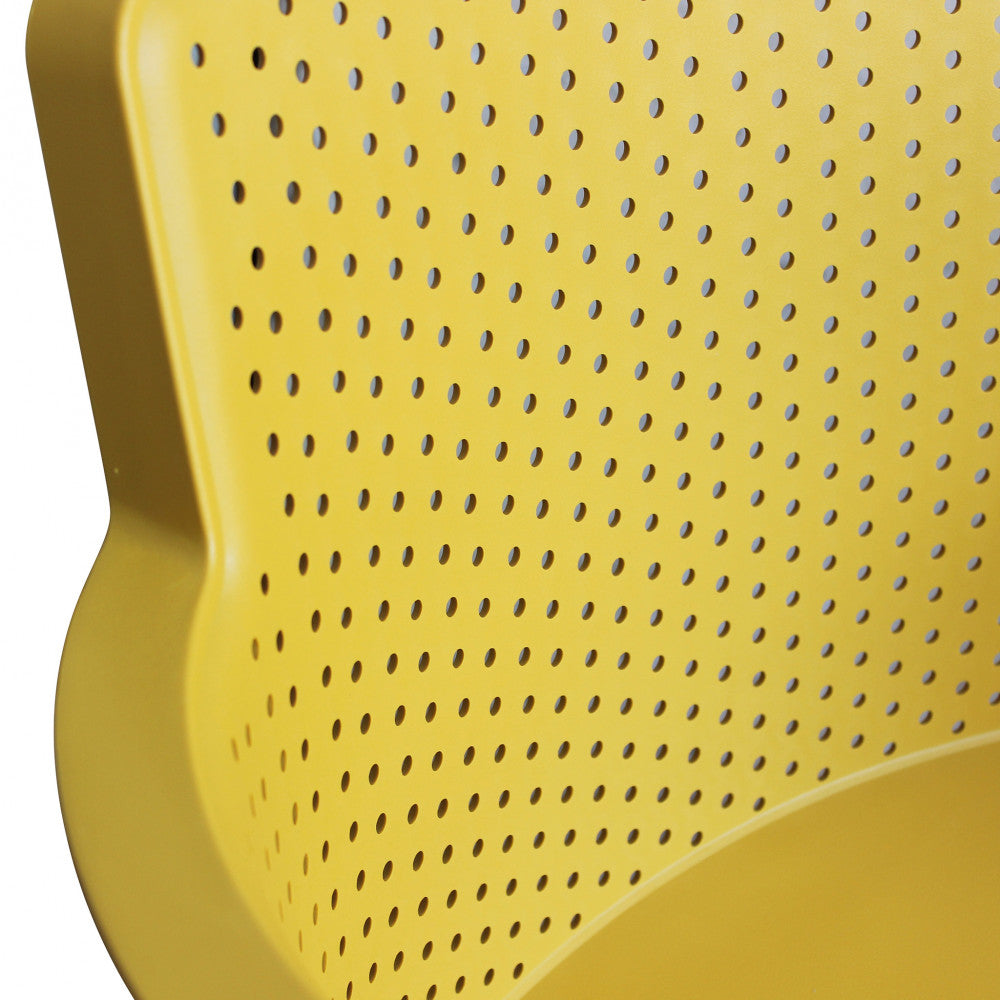 Poltrona Cathy gialla in un ambiente esterno luminoso.