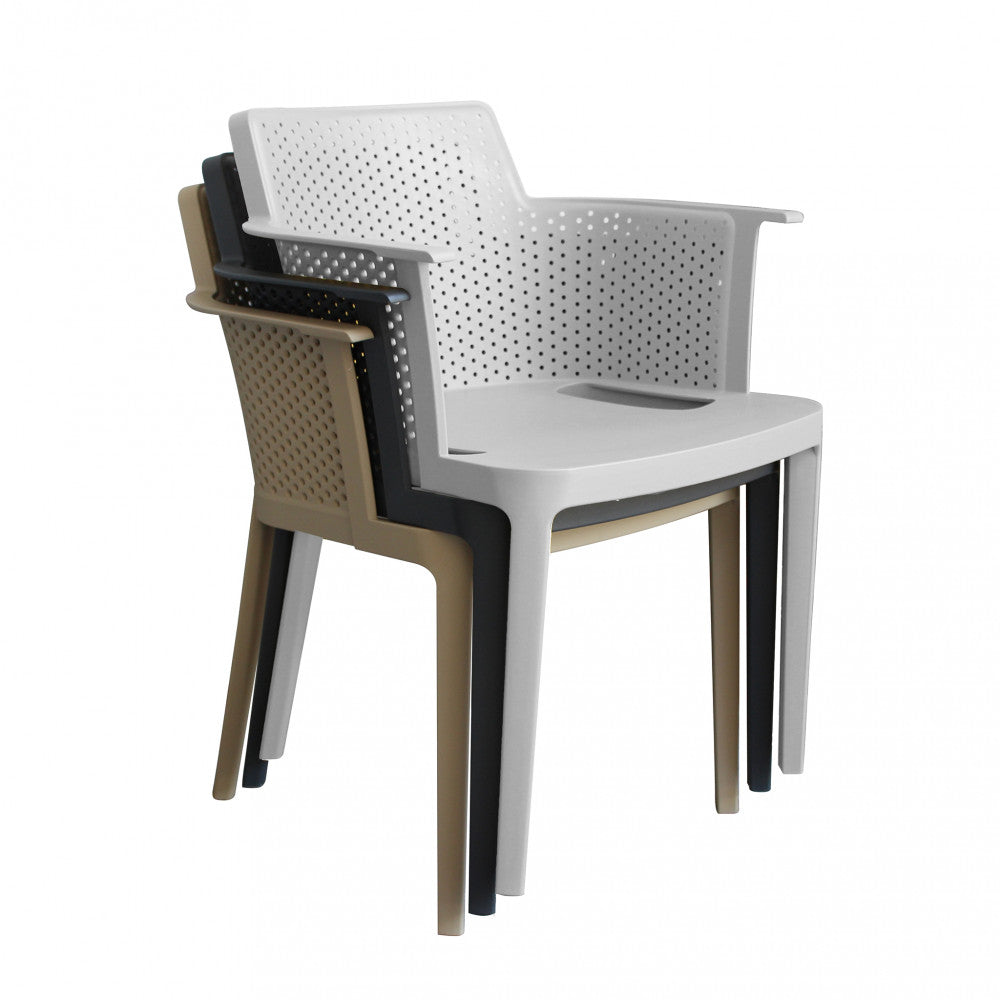 Poltrona Cathy grigia in un ambiente esterno moderno e accogliente.