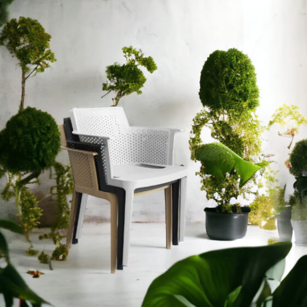 Poltrona Cathy color antracite in polipropilene, leggera e resistente