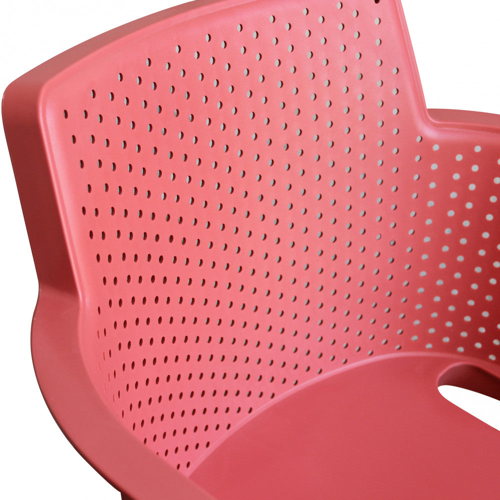 Inquadratura di dettaglio della curvatura ergonomica e della texture forata della Poltrona Cathy.