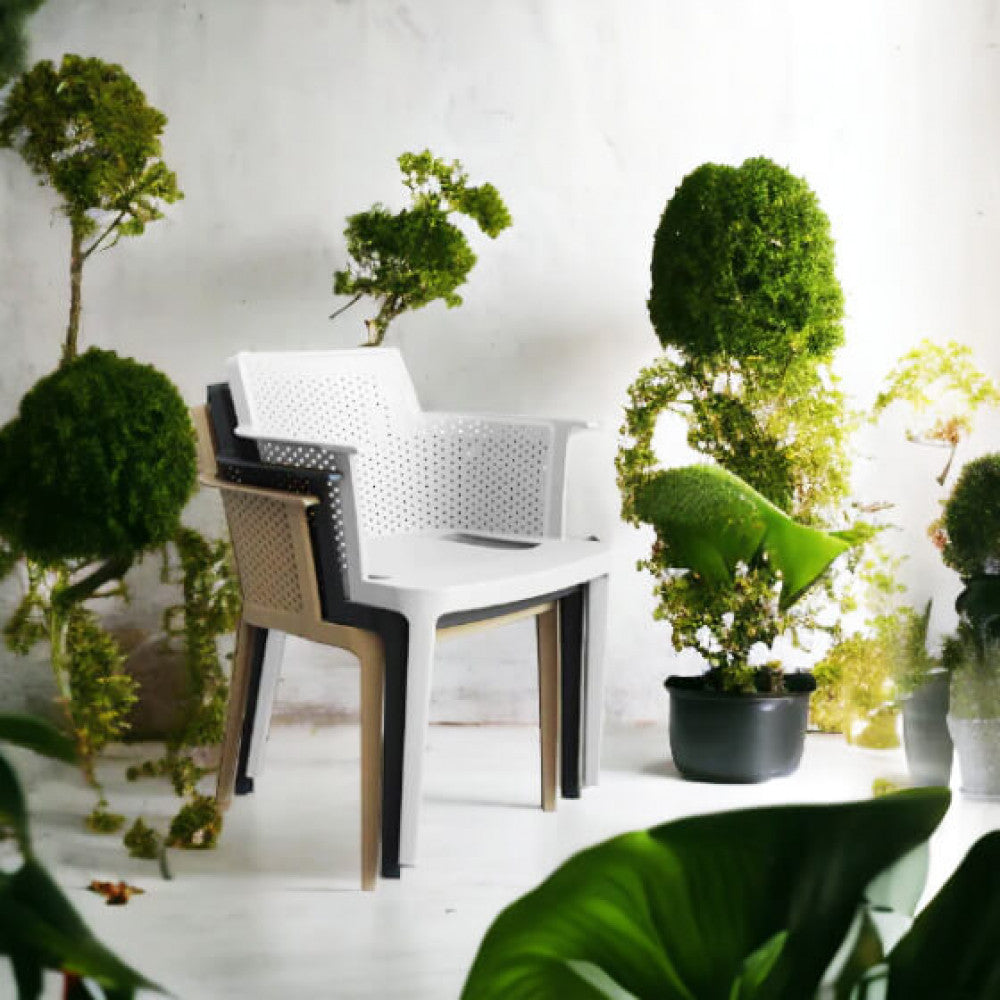 Poltrona Cathy color tortora in polipropilene, leggera e resistente.