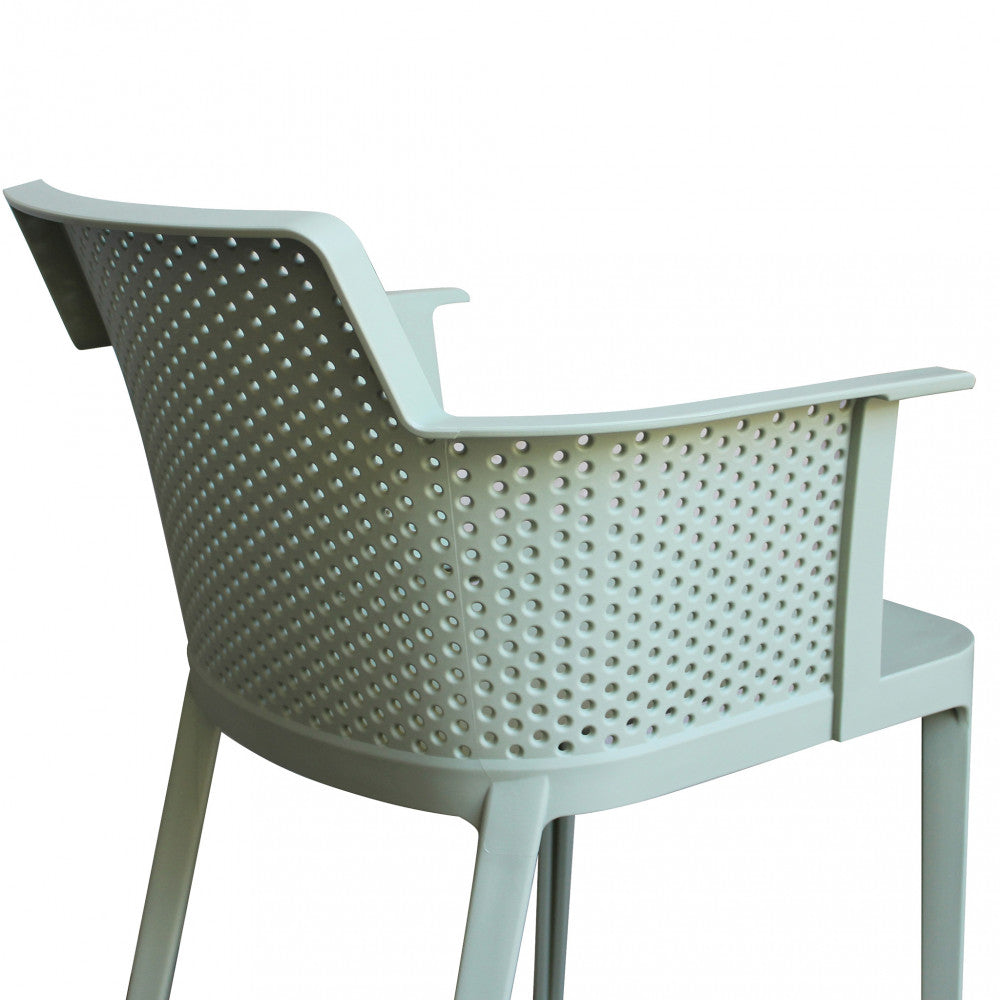 Poltrona Cathy verde chiaro in un ambiente esterno luminoso e accogliente.