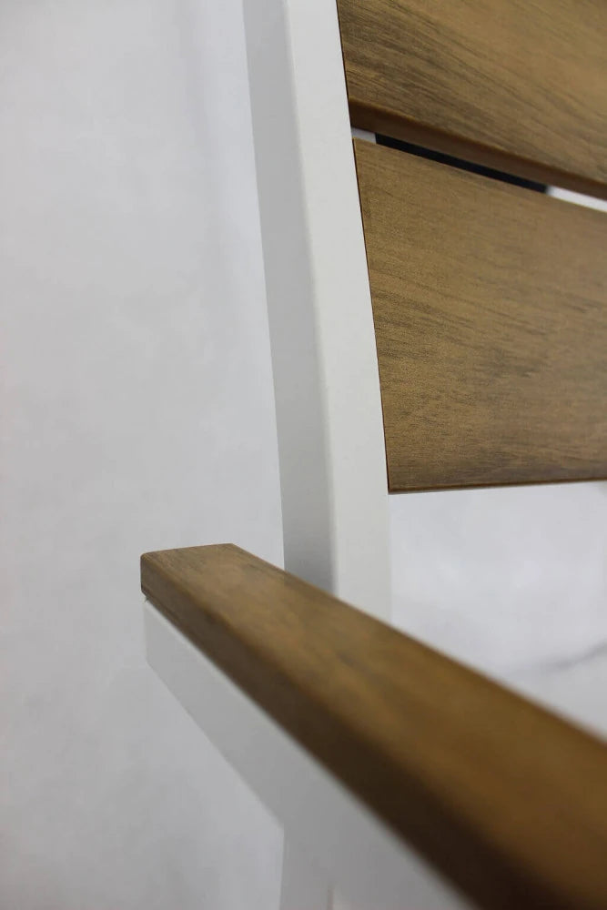 Poltrona Cayman Bianca impilabile con struttura in alluminio e seduta in textilene, design avvolgente per esterno, dettaglio braccioli