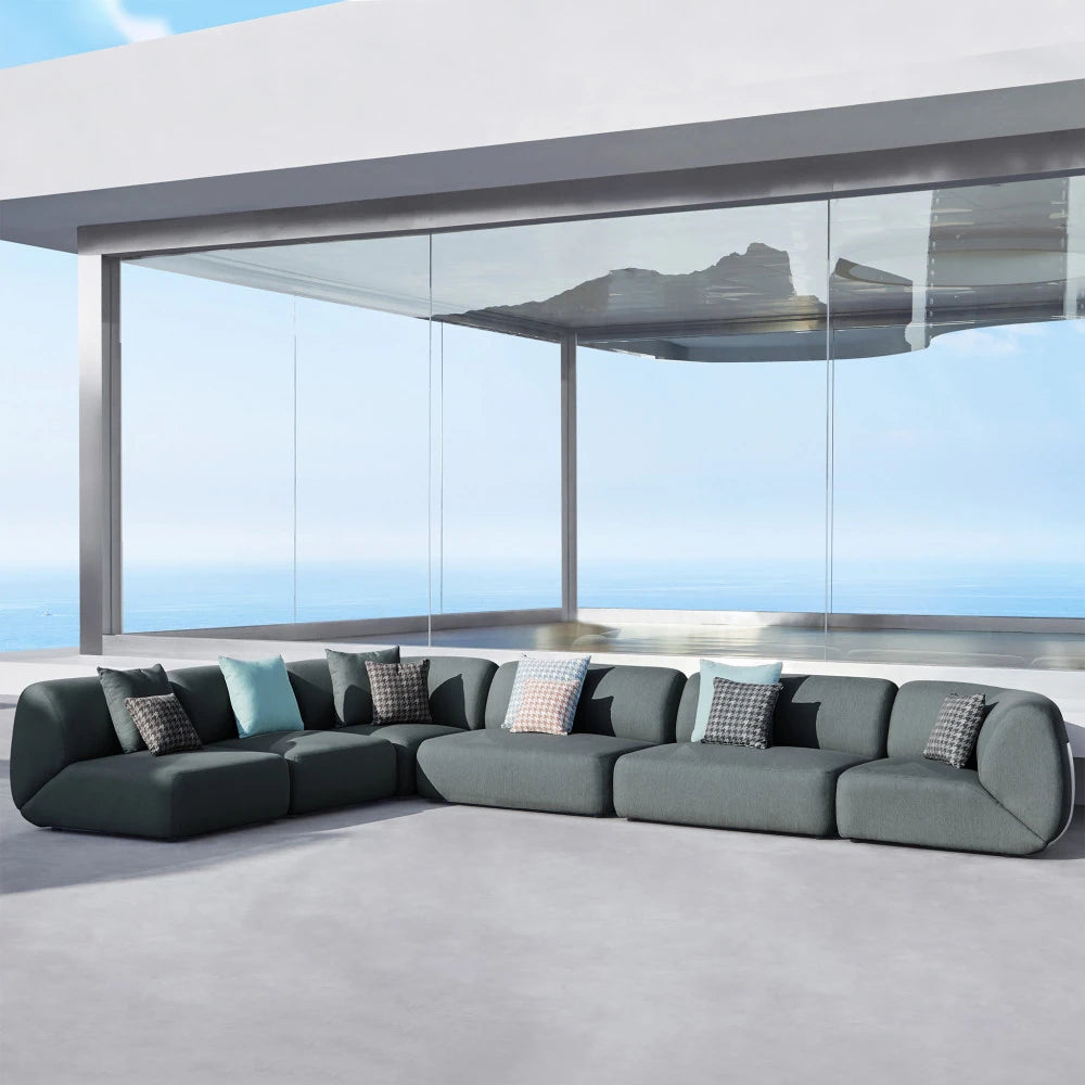 Poltrona Centrale Vancouver in un ambiente esterno, mostrando il suo design elegante e la sua funzionalità.