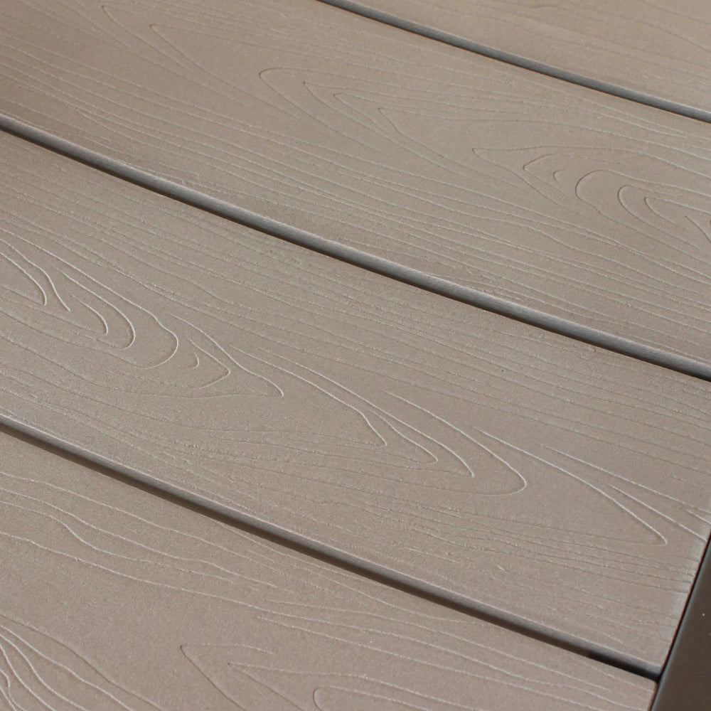 Poltrona da Esterno Cervia impilabile con struttura in alluminio taupe e doghe in polywood grigio, dettaglio pdoghe del tavolo