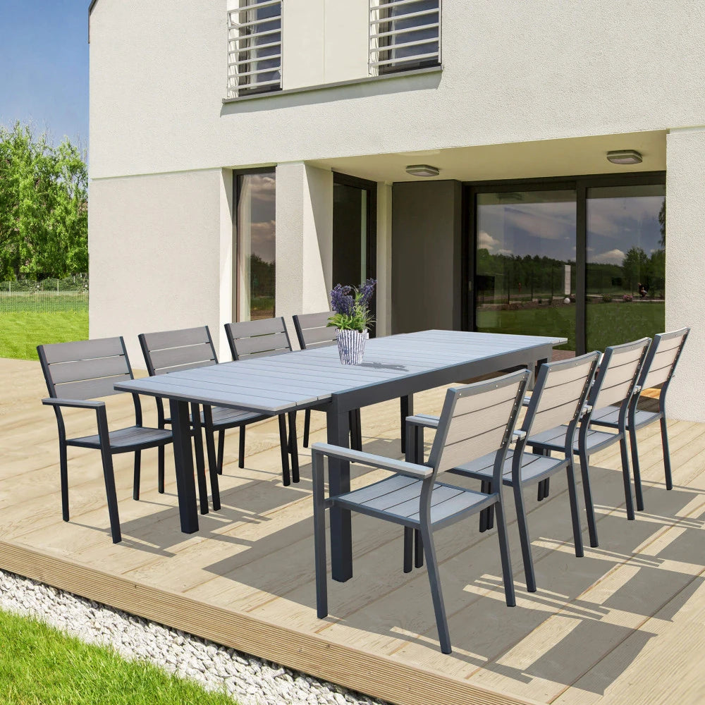 Poltrona da Esterno Cervia impilabile con struttura in alluminio antracite e doghe in polywood grigio, ambientata in veranda