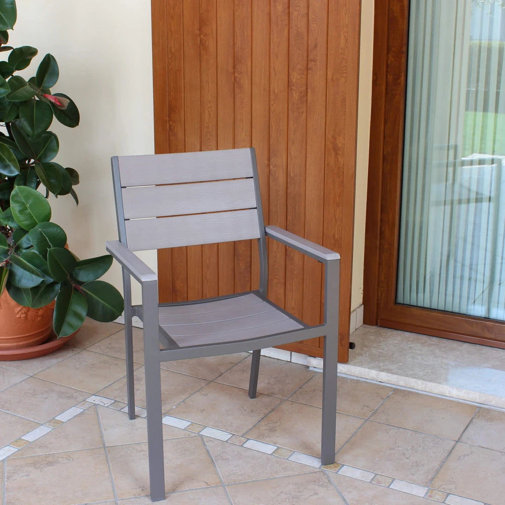 Poltrona da Esterno Cervia impilabile con struttura in alluminio taupe e doghe in polywood grigio, panoramica in veranda