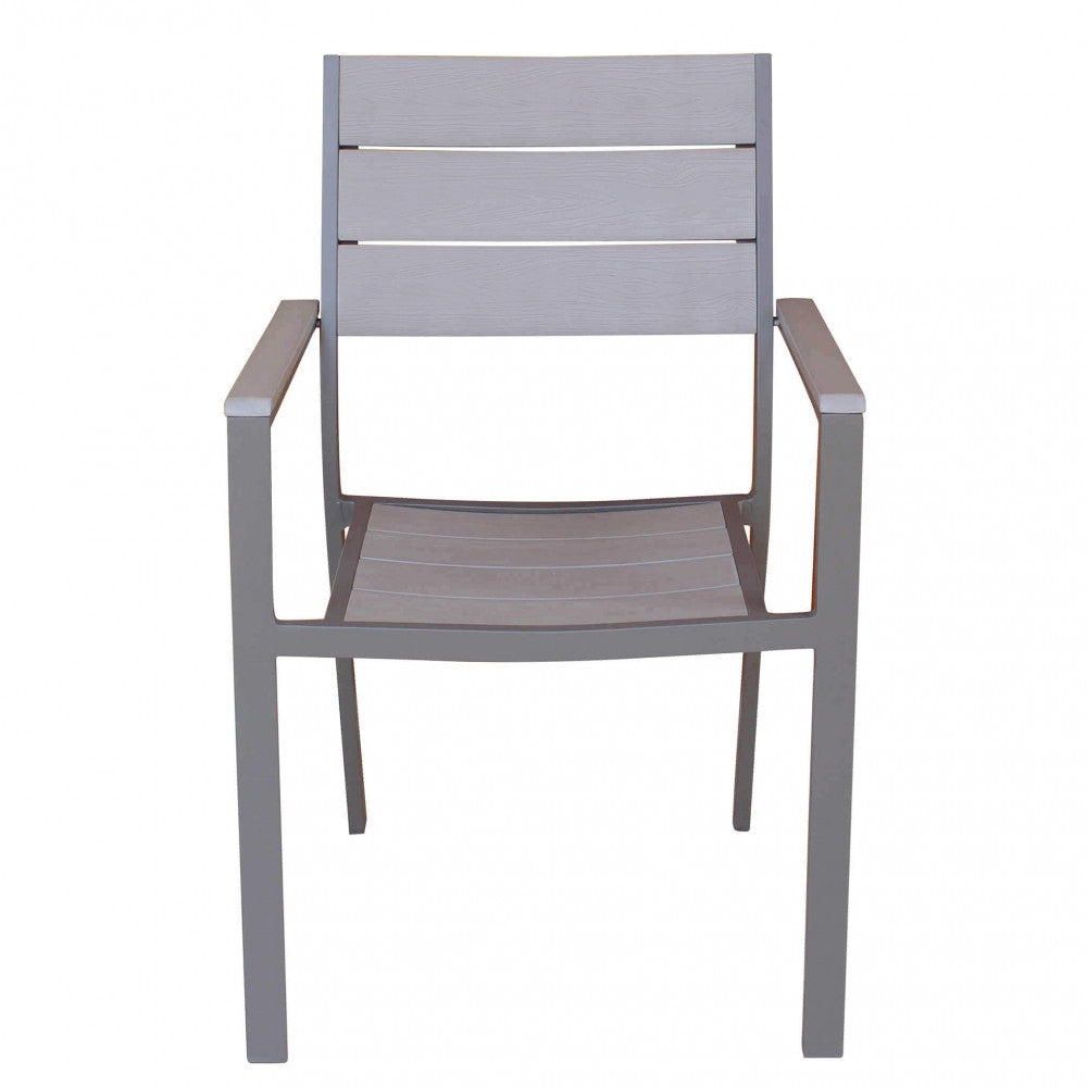 Poltrona da Esterno Cervia impilabile con struttura in alluminio taupe e doghe in polywood grigio.