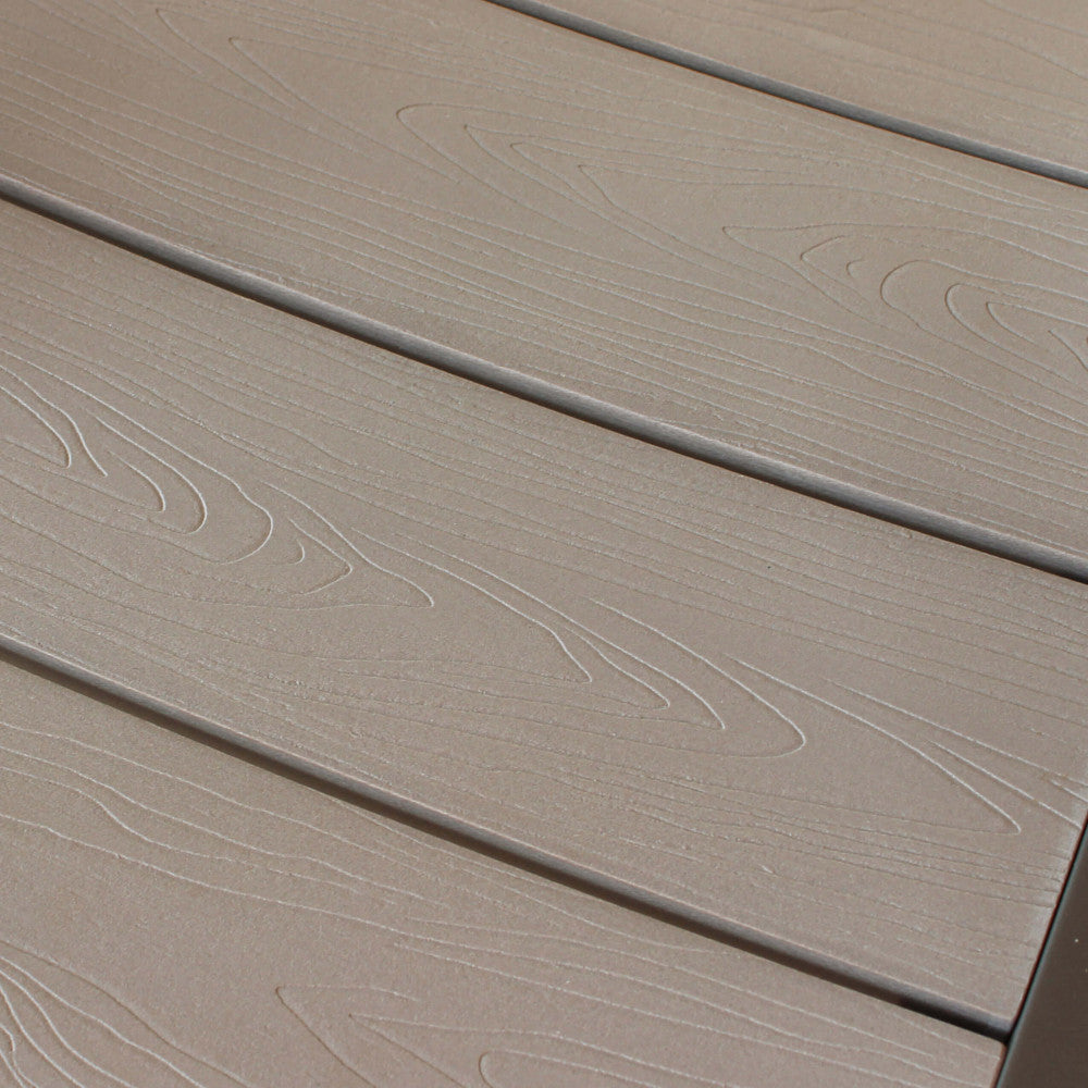 Macro dettaglio della superficie in polywood taupe, che mostra le venature in rilievo effetto legno.
