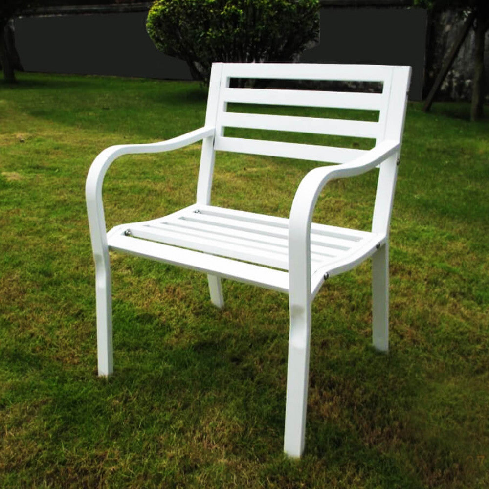 La Poltrona Chloe, ambientata in un giardino o su un terrazzo, che mostra l'eleganza e la funzionalità per il relax all'aria aperta