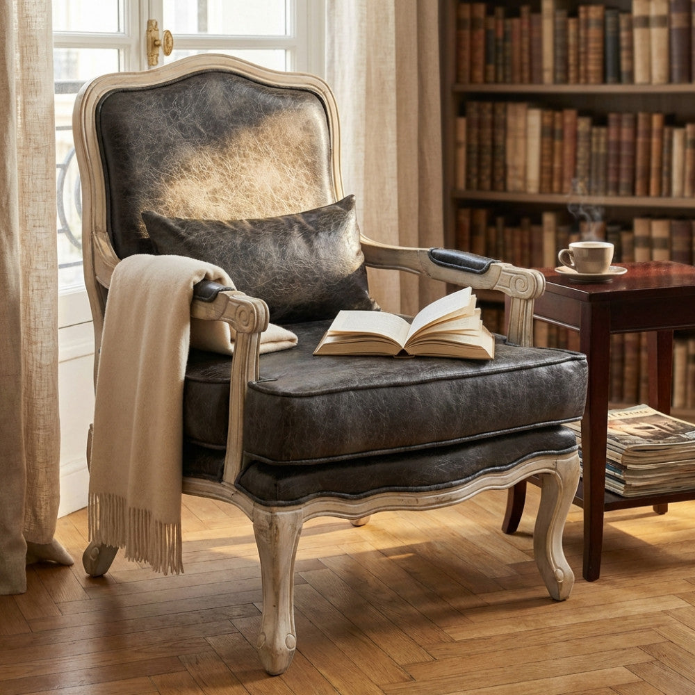 Dettaglio della poltrona Christy con un libro aperto sulla seduta, illuminata dalla luce naturale di una finestra.