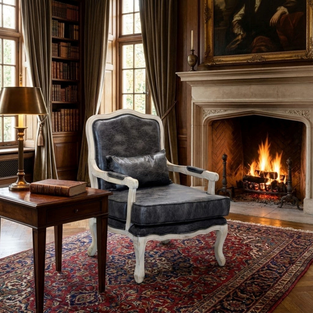 Poltrona Christy inserita in un lussuoso salotto classico con camino acceso, boiserie in legno e tappeto persiano.