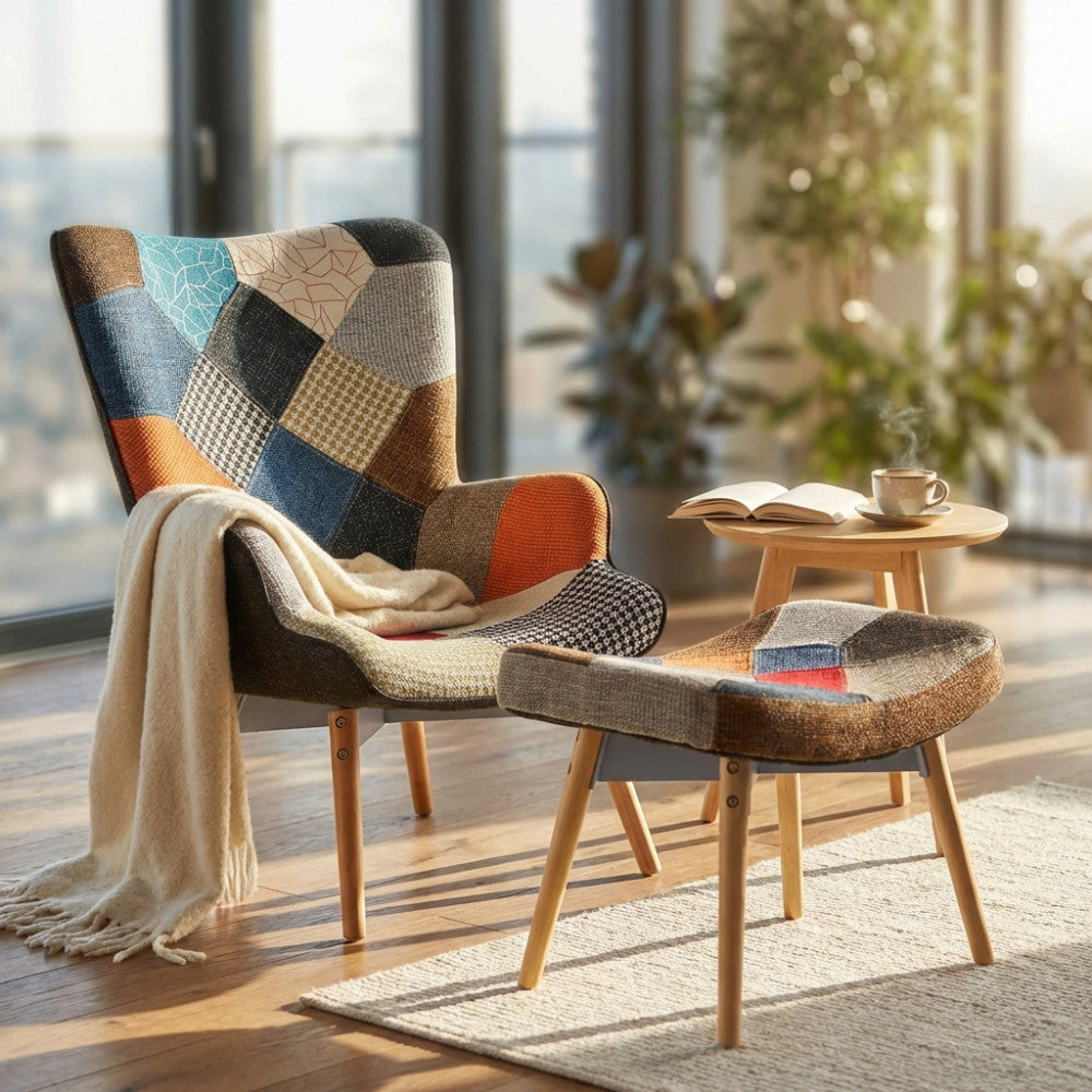 Poltrona Versailles in tessuto patchwork multicolore con poggiapiedi, ambientata in un luminoso soggiorno moderno con tavolino in legno e tazza di caffè.