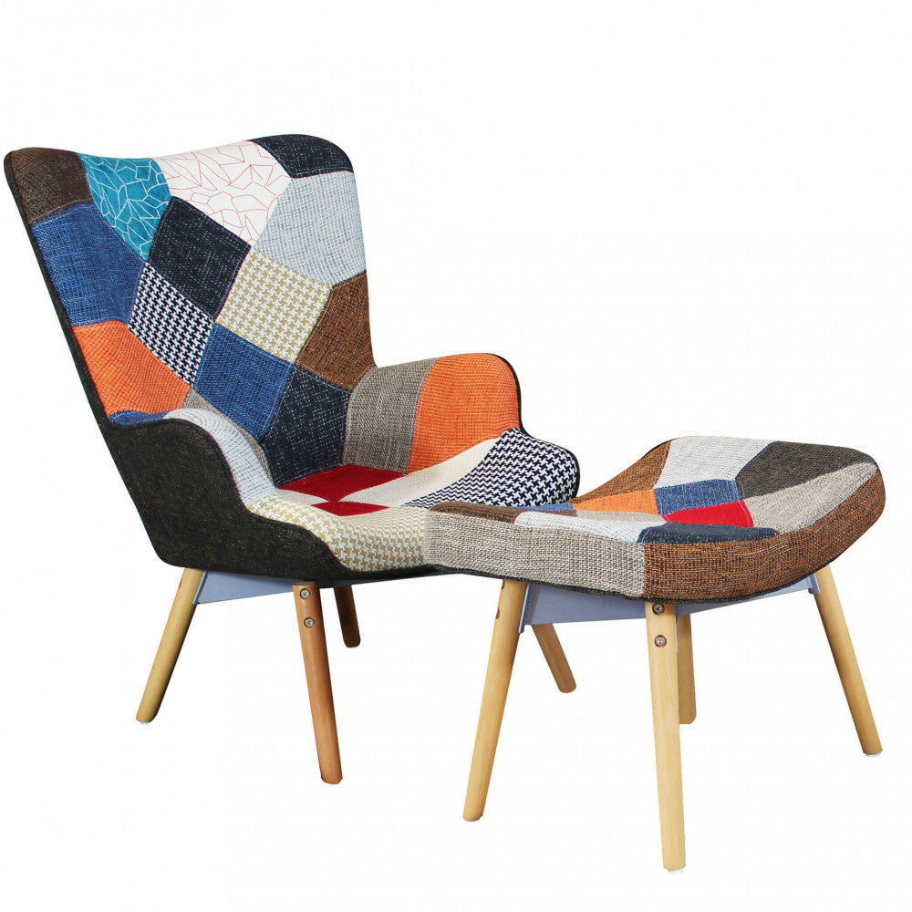 Poltrona moderna Versailles con poggiapiedi abbinato, isolata su sfondo bianco, che evidenzia la struttura in legno e il rivestimento patchwork.