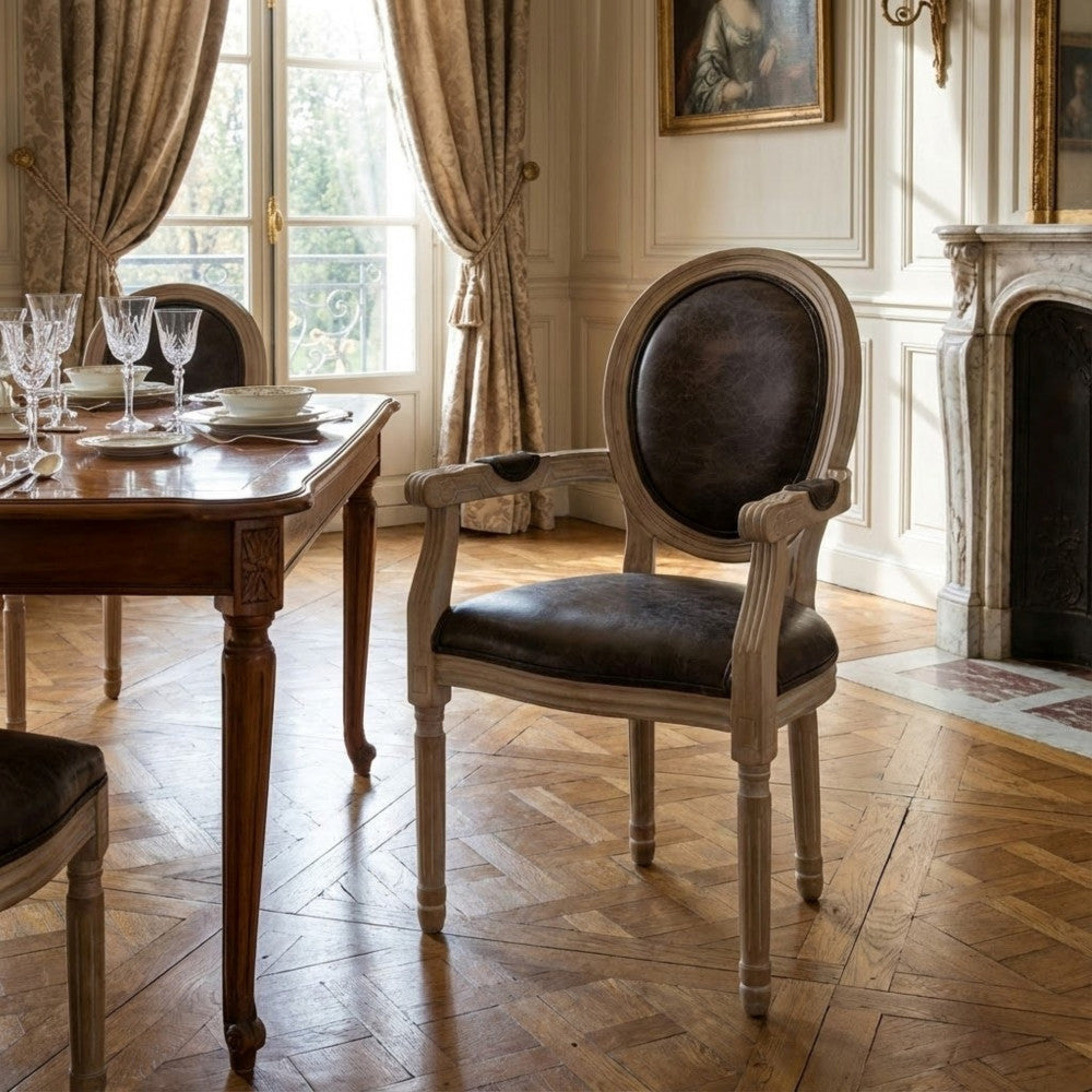 Poltrona Constance in ecopelle nera ambientata in una lussuosa sala da pranzo classica.