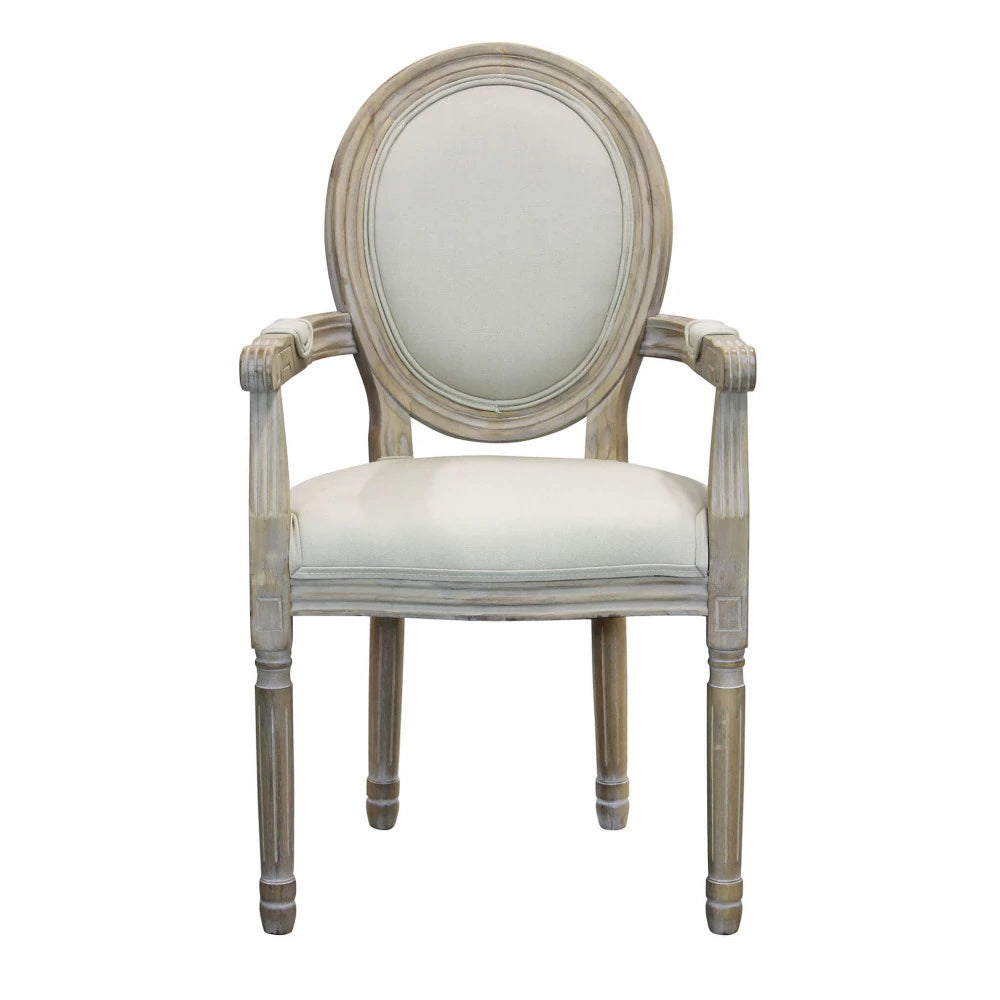 Poltrona Constance imbottita in tessuto bianco, con braccioli e struttura in legno vintage, per un design luminoso vista frontale