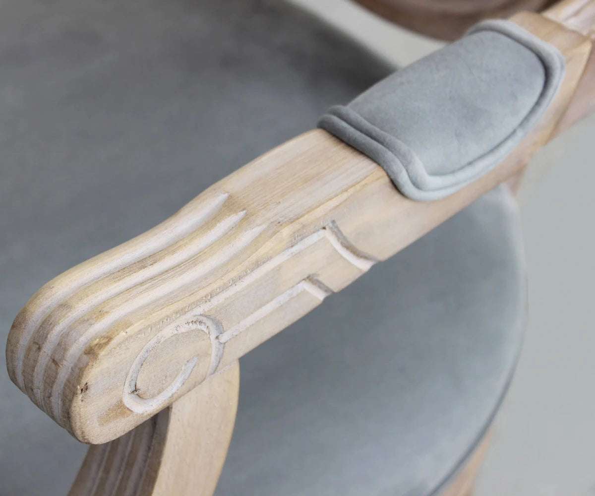 Poltrona Constance in velluto grigio con braccioli, struttura in legno vintage, design moderno particolare braccioli