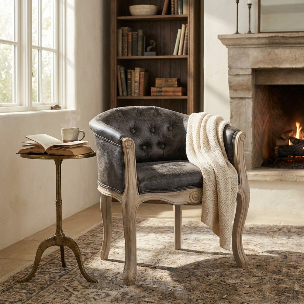 Poltrona Coreen in ecopelle vintage grigia e legno ambientata in un salotto classico con camino acceso.