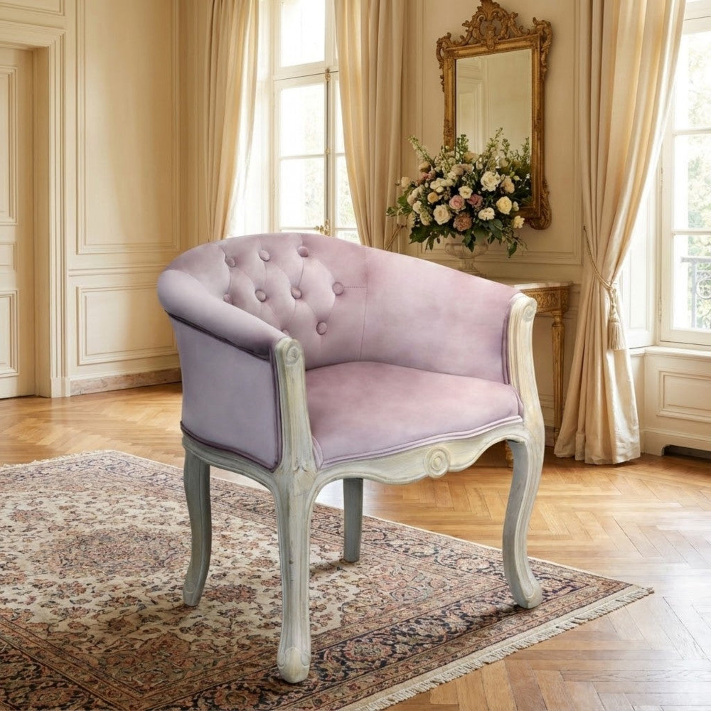 Poltrona Coreen in velluto rosa inserita in un lussuoso salone classico con tappeto persiano e specchio dorato.