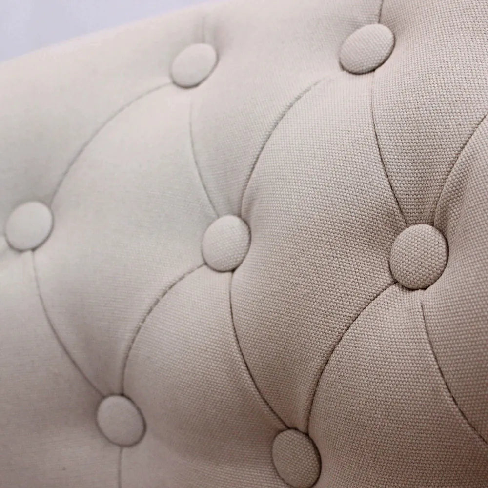 particolare imbottitura Poltrona Coreen in tessuto beige chiaro con braccioli e struttura in legno 61cm