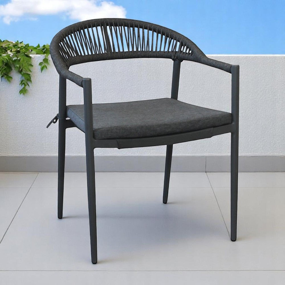 Poltrona Corrientes posizionata su un balcone minimalista con pavimento in gres porcellanato.