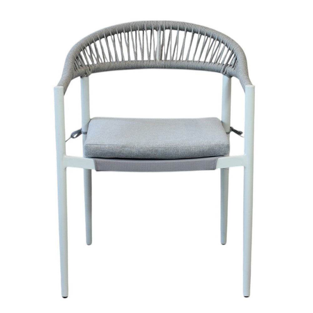 Prospettiva frontale della poltrona con braccioli, mostrando il design moderno e arioso.