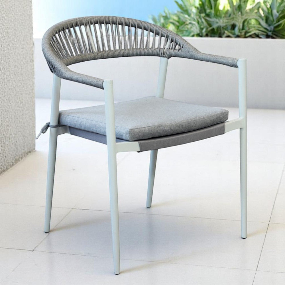 Poltrona Corrientes posizionata in un ambiente minimalista con pavimentazione chiara.