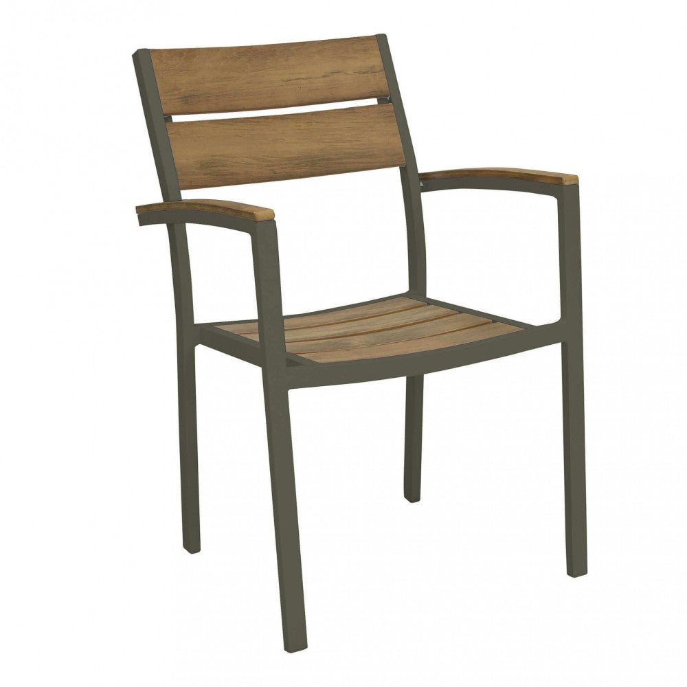 Poltrona da esterno Cayman in alluminio e polywood color teak taupe, posizionata su una terrazza soleggiata.